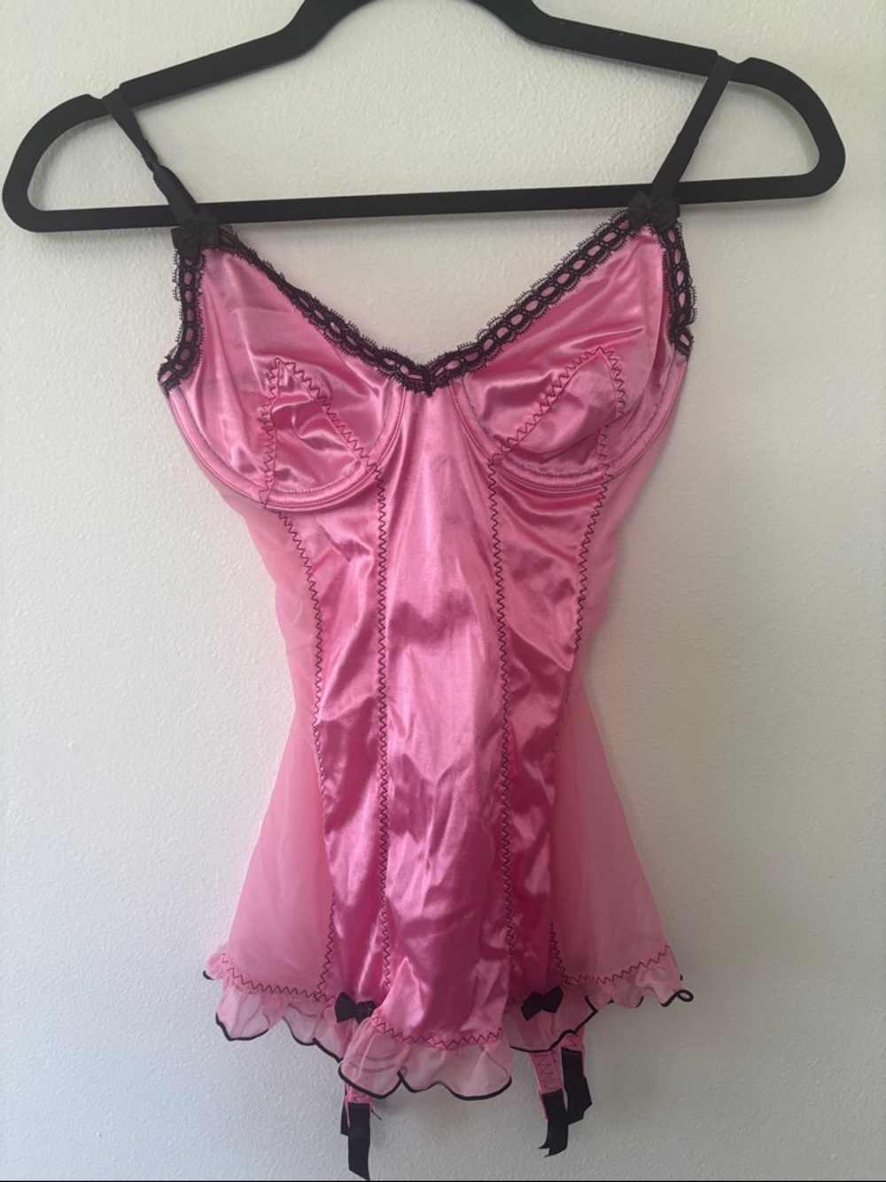 NWT!! NEW VINTAGE VS Pink Black Satin Lace Trim Sexy Lingerie Garter Details